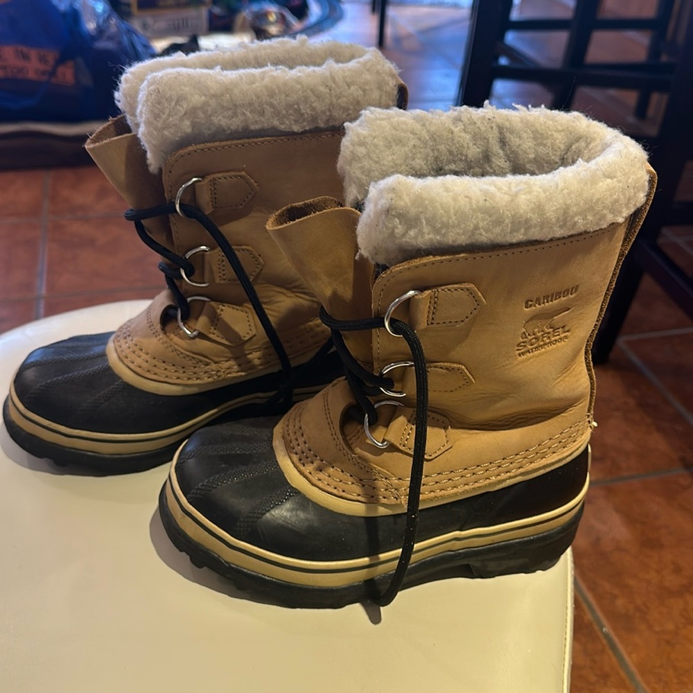 Sorel boots (kids) US size 1, EUR sz 32. Excellent Condition!